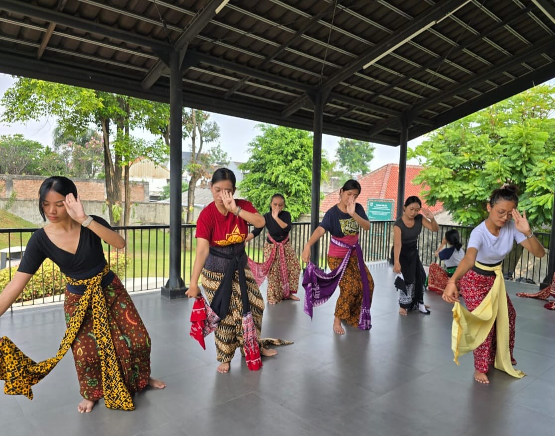 Menuju Pentas Gandrungmanis: Reaktualisasi Naskah Kuno